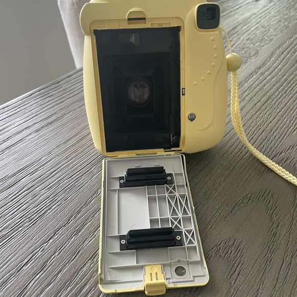 Fujifilm Instax Mini 8 Yellow Instant Camera - Picture 4 of 4